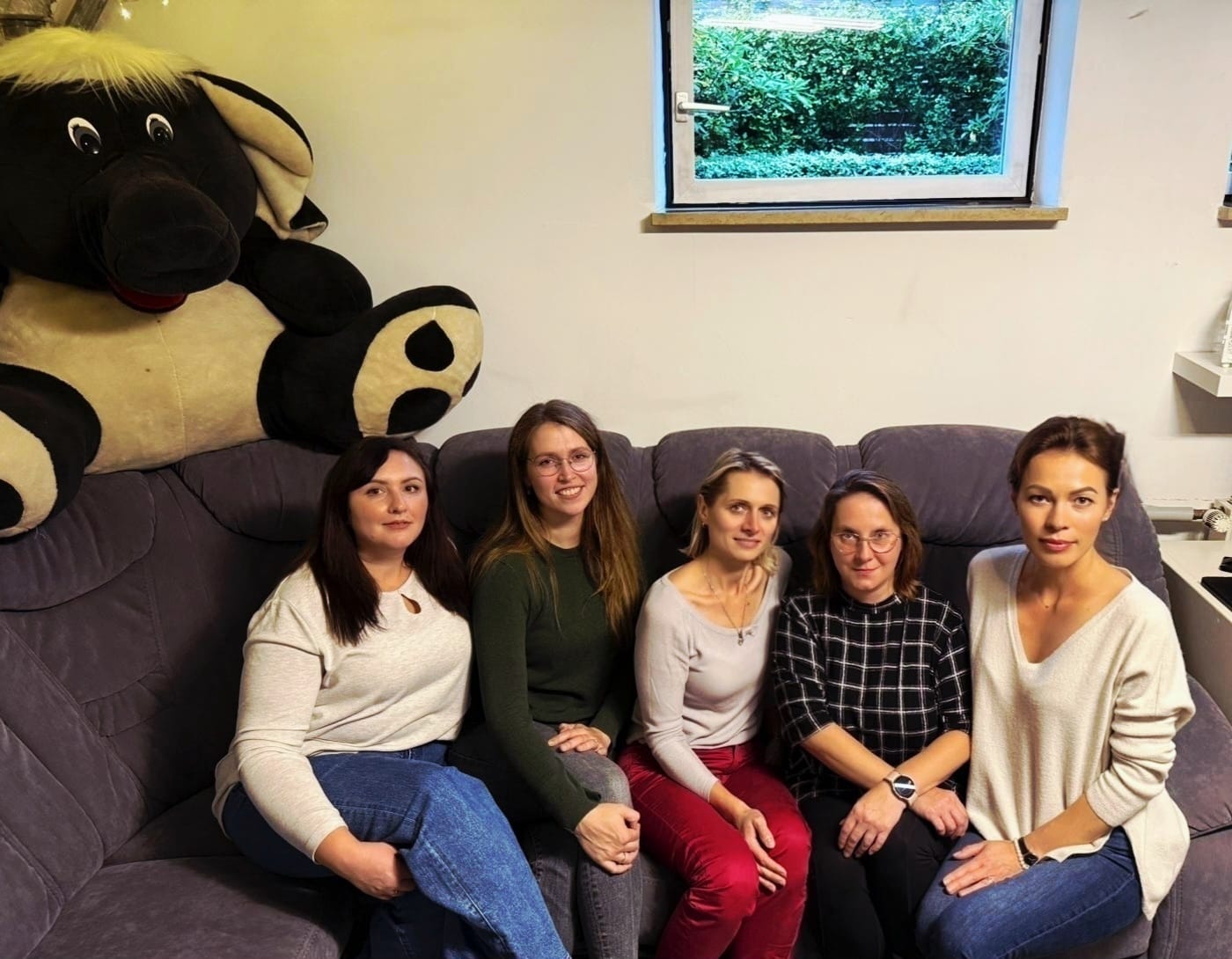 2025-2027m.NLB valdyba+drambliukas Iš kairės: drambliukas, Justina Baranauskiene , iždas- Agnė Gläsel, pavaduotoja/sekretorė- Diana Braun, Oksana Braun , pirmininkė- Lina Kalvelyte - Mikeliūnienė